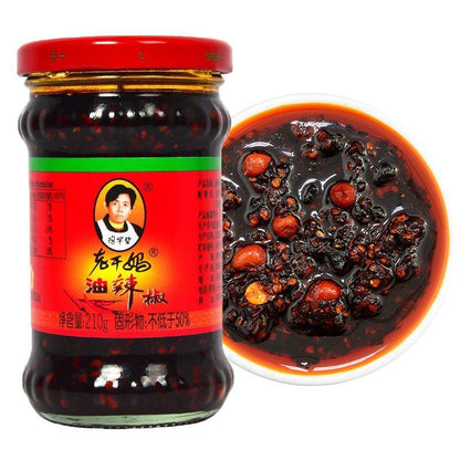 [新货亏本冲销量] 老干妈 风味豆豉油制辣椒 香辣脆油辣椒 油辣椒 香辣菜 牛肉末 红油腐乳 风味鸡油辣椒 Lao Gan Ma Chili Oil With Black Bean / Chili Crisp Sauce (280g