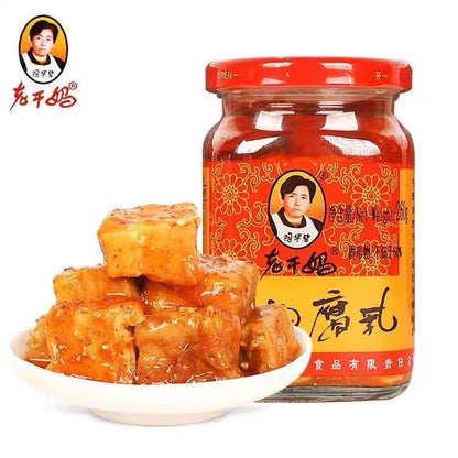 [新货亏本冲销量] 老干妈 风味豆豉油制辣椒 香辣脆油辣椒 油辣椒 香辣菜 牛肉末 红油腐乳 风味鸡油辣椒 Lao Gan Ma Chili Oil With Black Bean / Chili Crisp Sauce (280g