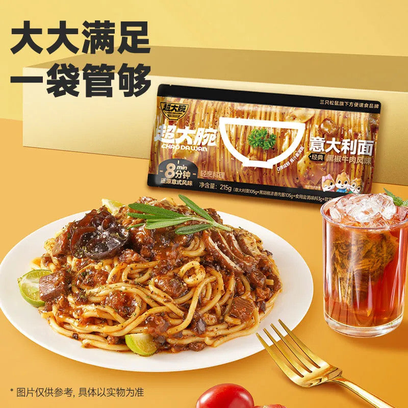 【三只松鼠】 超大腕 黑椒牛肉味意大利面 方便速食经典夜宵  超大碗Three Squirrels Black Pepper Beef Pasta Instant Noodle Spaghetti (215g)