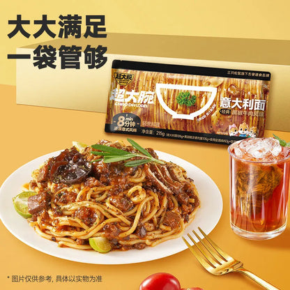 【三只松鼠】 超大腕 黑椒牛肉味意大利面 方便速食经典夜宵  超大碗Three Squirrels Black Pepper Beef Pasta Instant Noodle Spaghetti (215g)